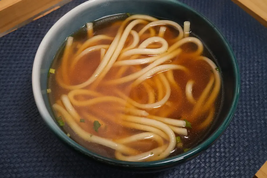 楽天の讃岐カレーうどんを料理方法に従って調理した、トッピングがないので見た目を整えるには自分で用意しなきゃいけませんね。